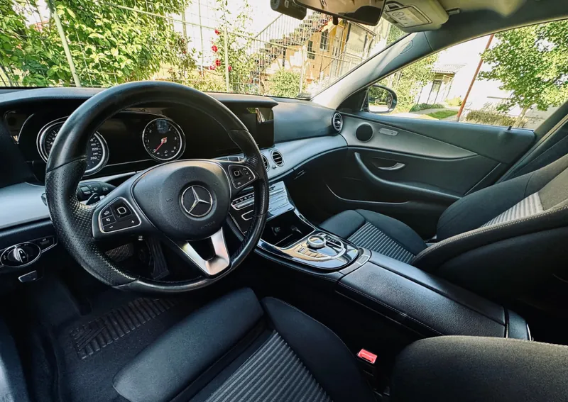 A Mercedes-Benz E-osztály kormánya, műszerfala és első ülései