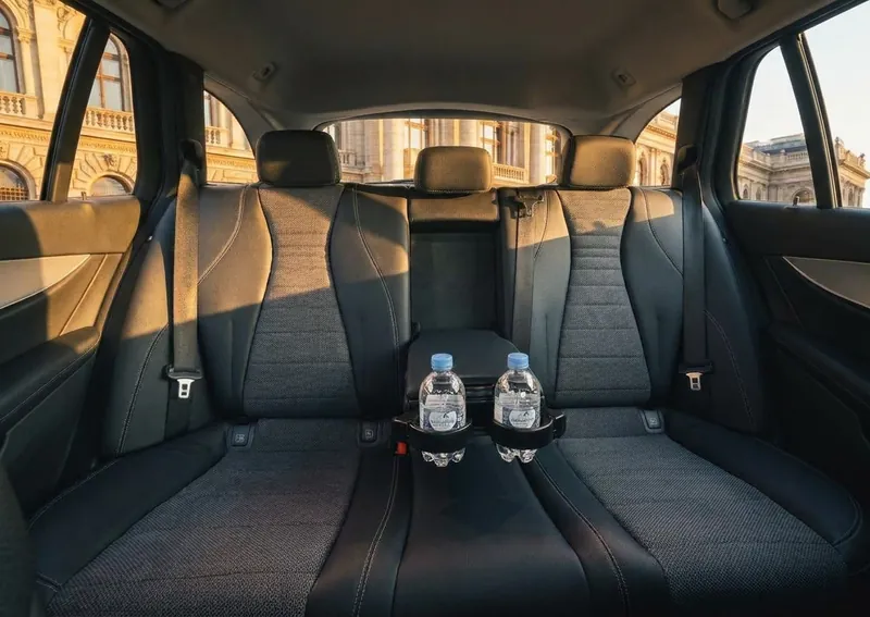 A Mercedes-Benz E-osztály kényelmes hátsó ülései hosszabb utazáshoz