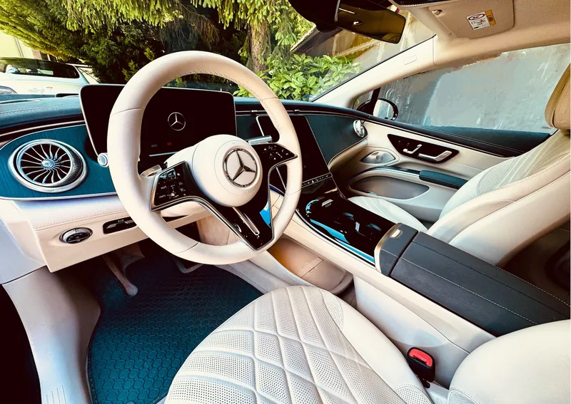 Az elektromos Mercedes-Benz EQS krémszínű bőr belső tere, kormánya és kijelzői