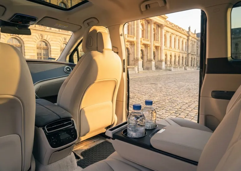 A Mercedes-Benz EQS hátsó utastere – csendes elektromos utazás Budapestről Pécsre
