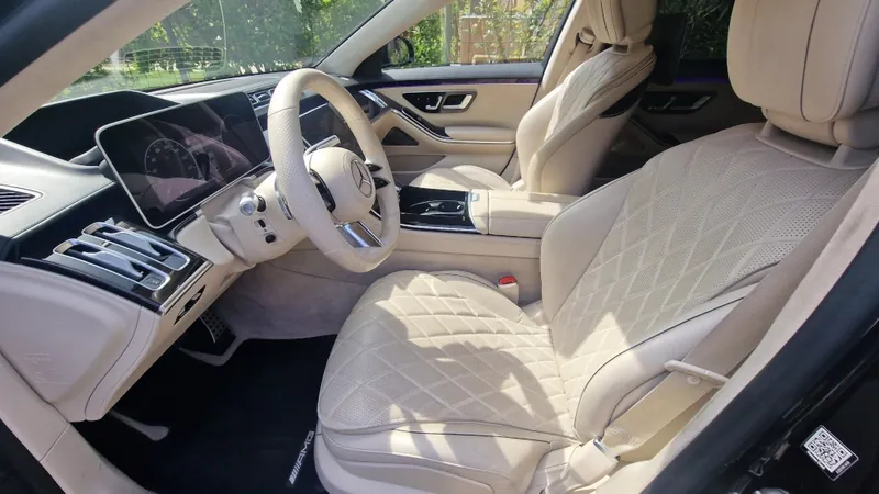 A Mercedes-Benz S-osztály vezetőtere steppelt krémszínű bőrülésekkel és nagy érintőkijelzővel