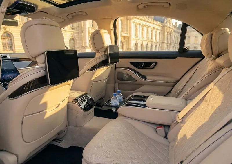 A Mercedes-Benz S-osztály hátsó utastere kijelzőkkel – mozgó iroda két tárgyalás között