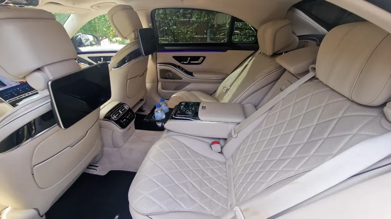 A Mercedes-Benz S-osztály tágas hátsó lábtere steppelt bőrüléssel és kijelzőkkel