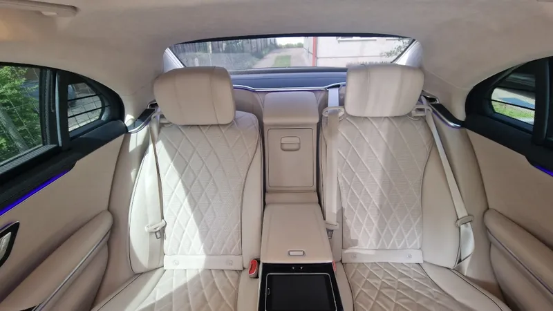 A Mercedes-Benz S-osztály steppelt bőr hátsó ülései egy balaton-felvidéki borkóstolós nap pihenőjéhez
