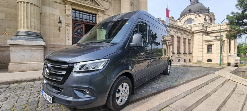 Mercedes-Benz Sprinter VIP a budapesti Széchenyi fürdő előtt – városnézés sofőrrel