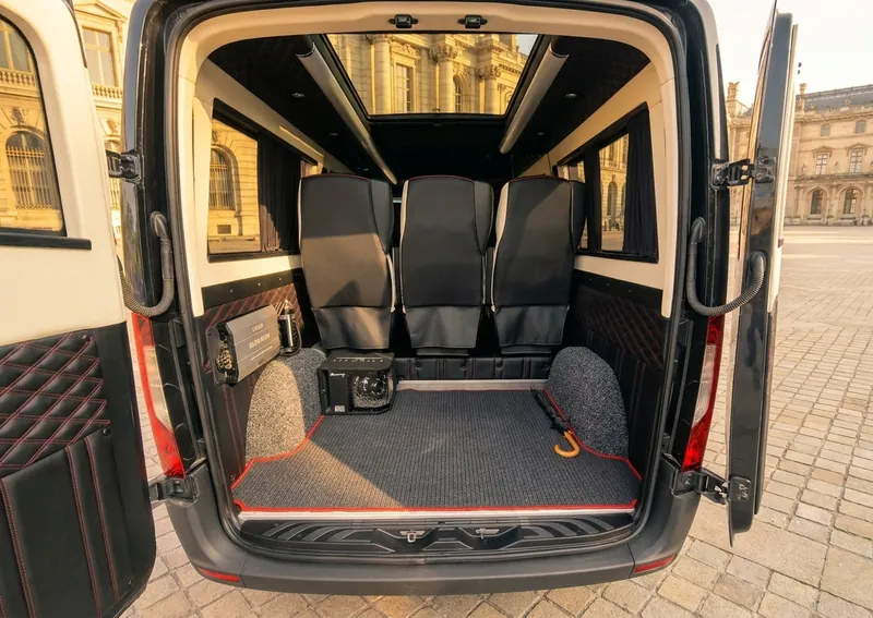 A Mercedes-Benz Sprinter VIP nyitott csomagtere – családi reptéri transzfer sok poggyásszal
