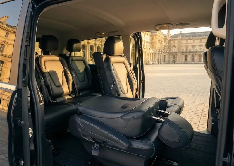 Szembefordítható bőr ülések a Mercedes-Benz V-osztályban – megbeszélés menet közben