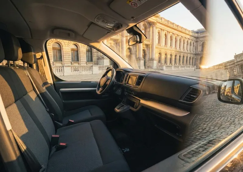 A Peugeot e-Traveller napfényes vezetőtere, a szélvédőn át palotára nyíló kilátással