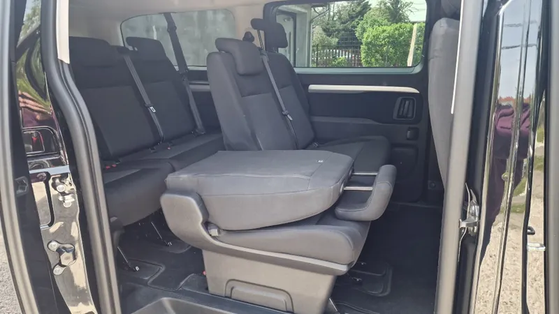 A Peugeot e-Traveller utastere a tolóajtón át – kényelmes ülések és bőséges lábtér