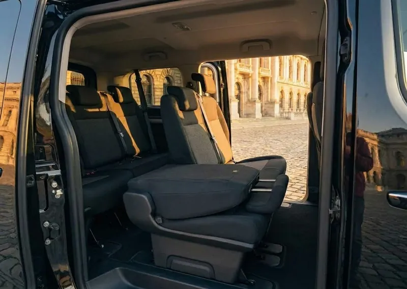A Peugeot e-Traveller utastere a nyitott tolóajtón át