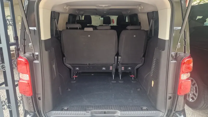 A Peugeot e-Traveller hosszított kivitelű csomagtere a nyitott hátsó ajtón át